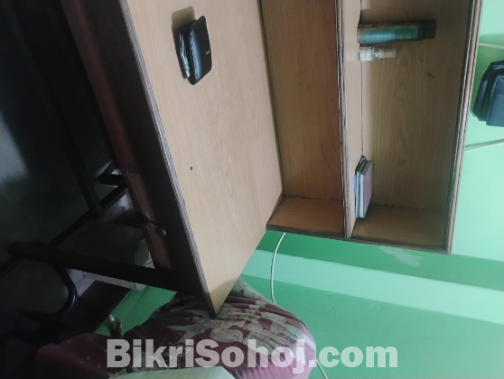 একটি পড়ার টেবিল